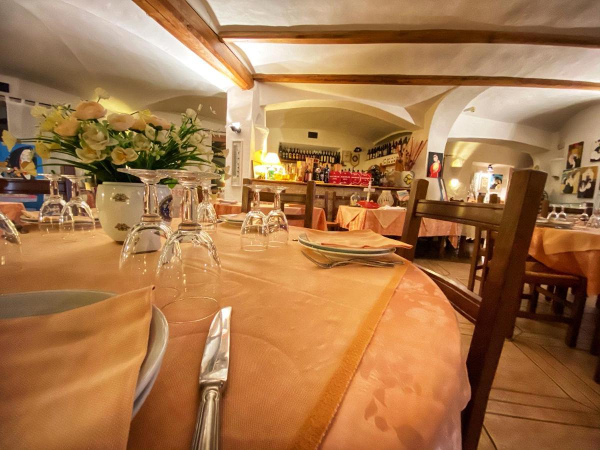 Locanda Tipica Sa Corte Oliena Zewnętrze zdjęcie