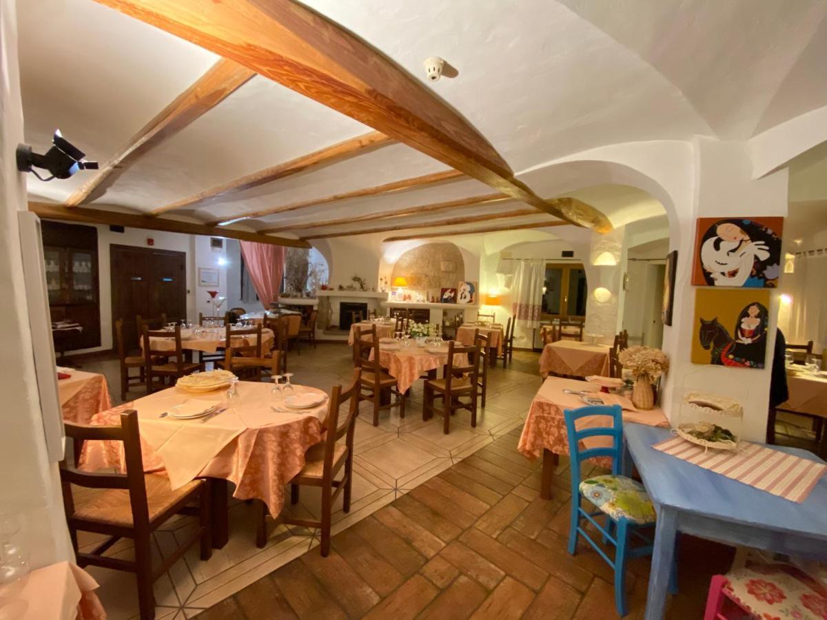 Locanda Tipica Sa Corte Oliena Zewnętrze zdjęcie