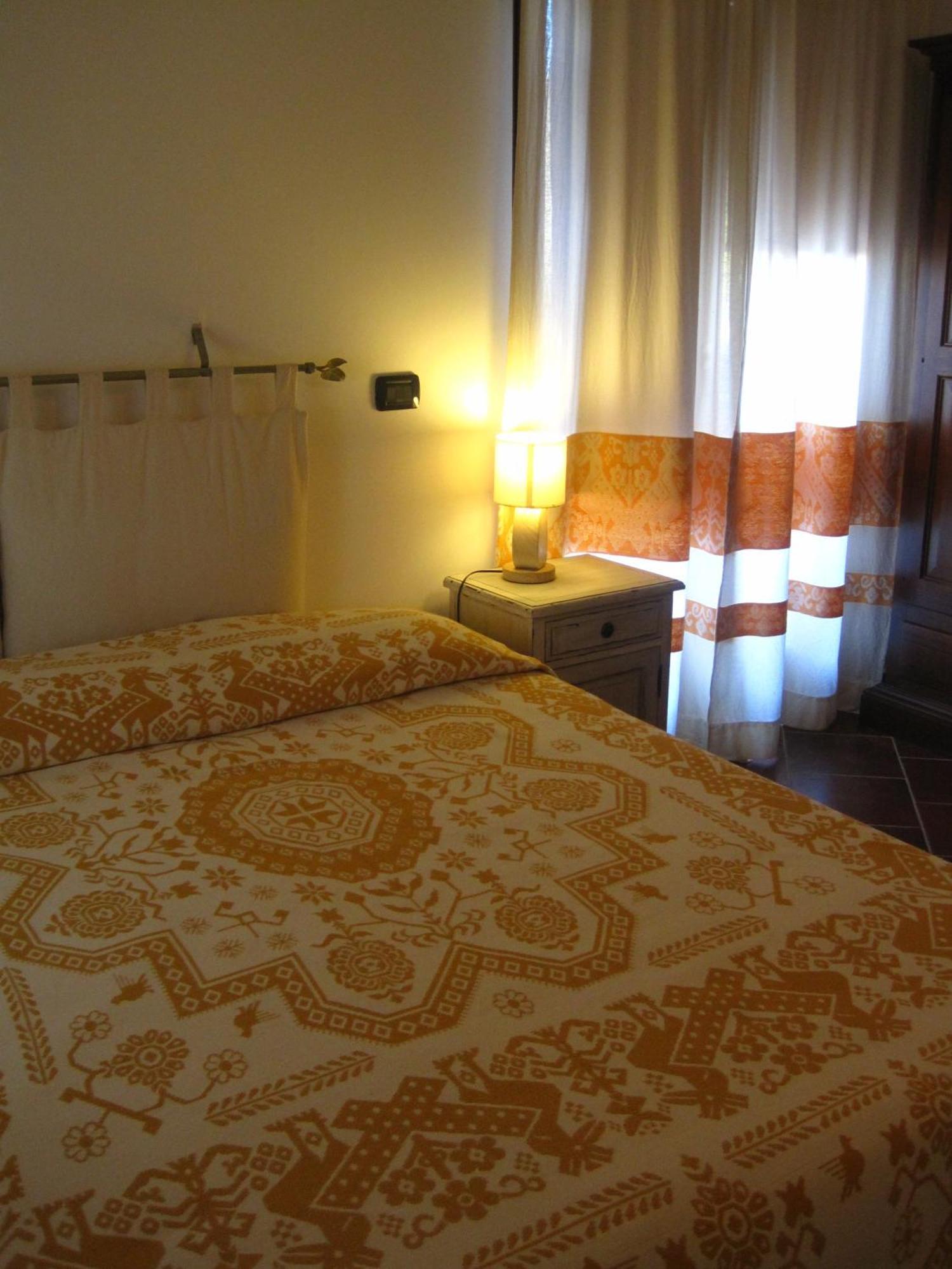 Locanda Tipica Sa Corte Oliena Zewnętrze zdjęcie