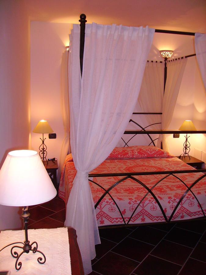 Locanda Tipica Sa Corte Oliena Zewnętrze zdjęcie