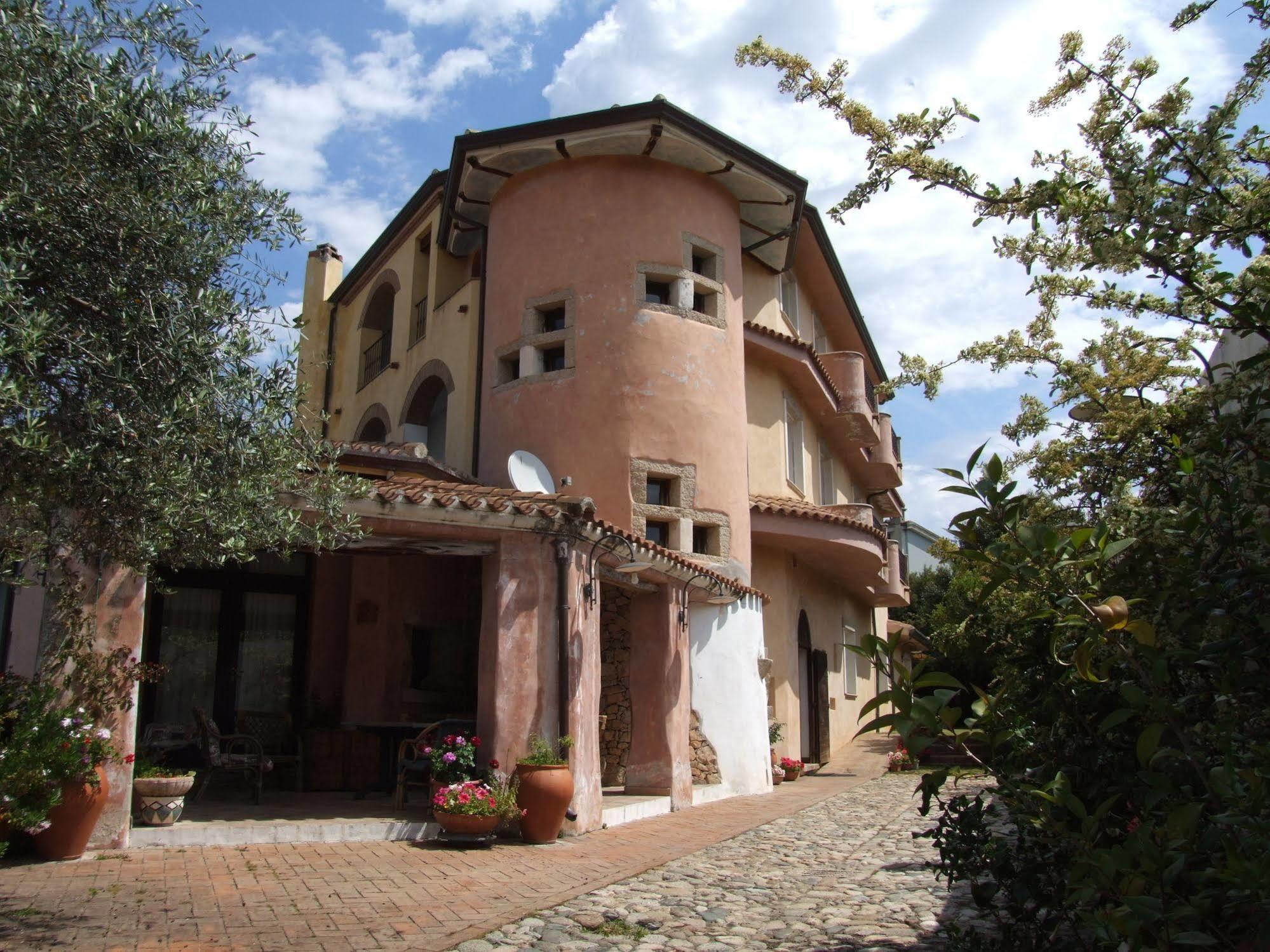 Locanda Tipica Sa Corte Oliena Zewnętrze zdjęcie